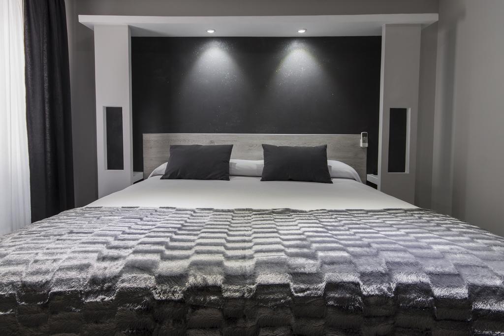 Hostal Overnight Madrid Exterior photo
