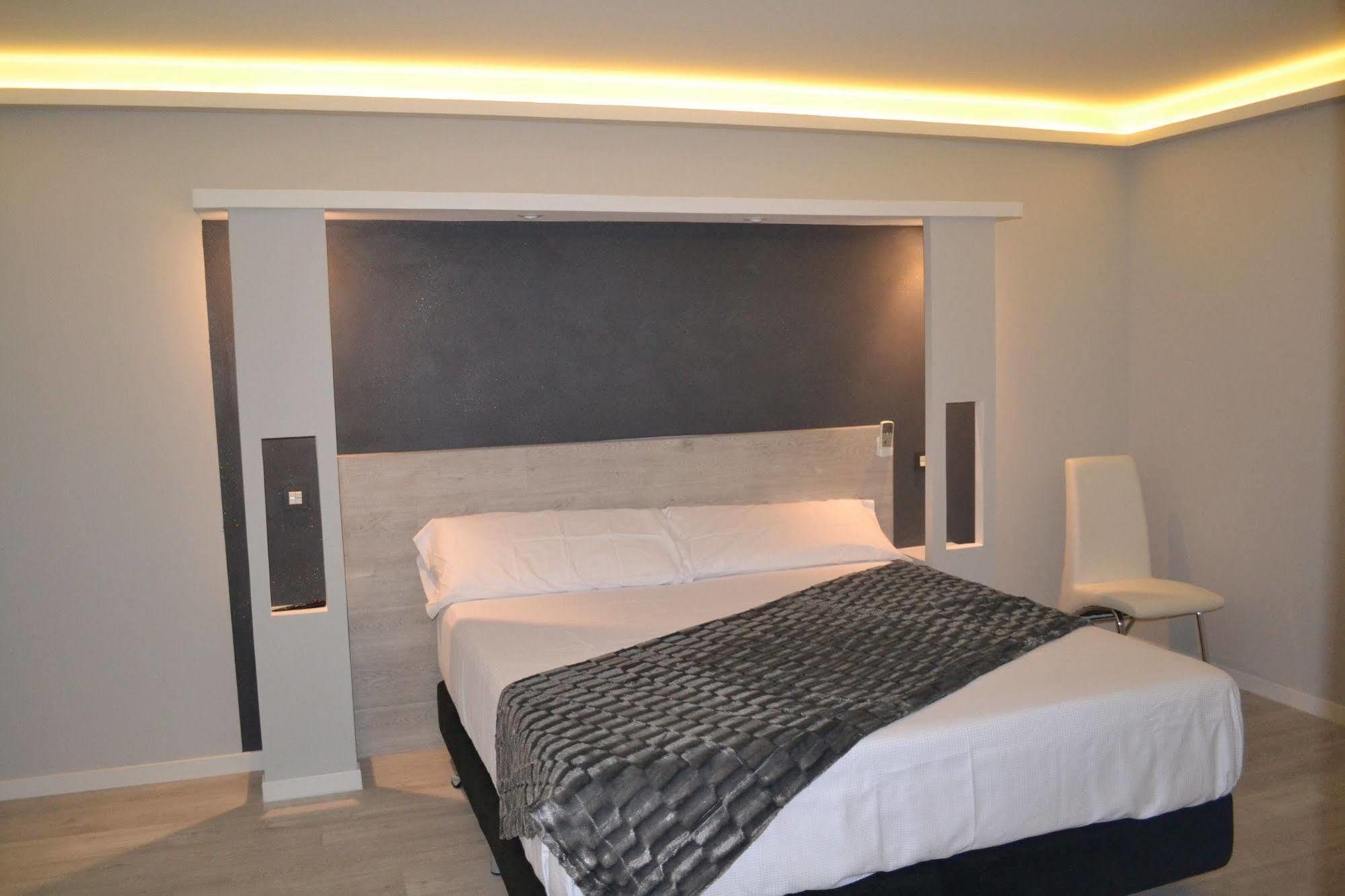 Hostal Overnight Madrid Exterior photo