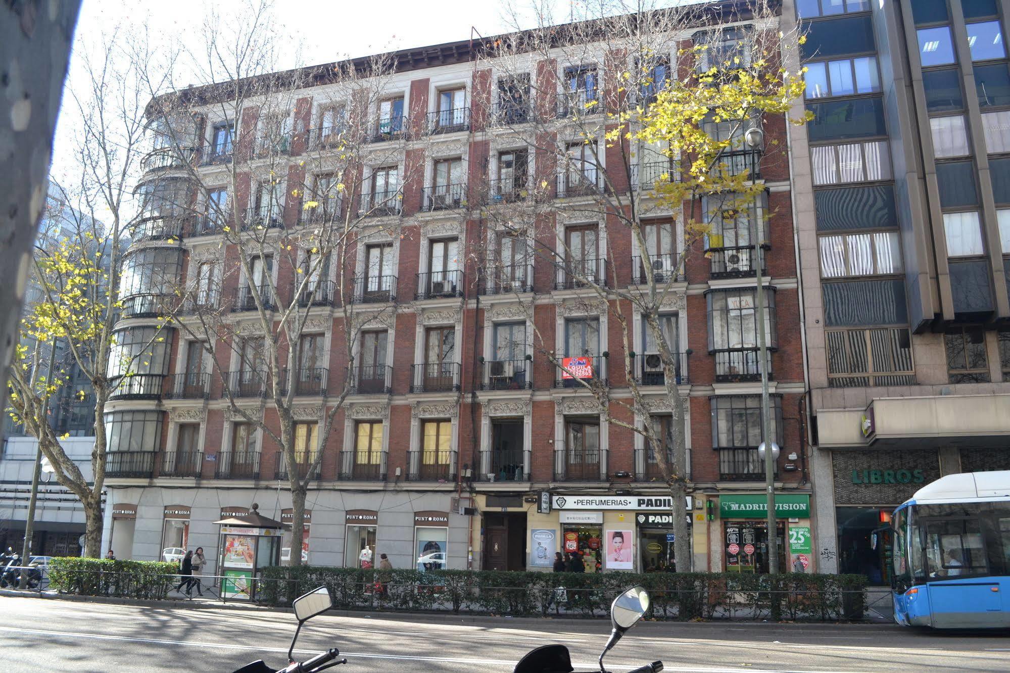 Hostal Overnight Madrid Exterior photo